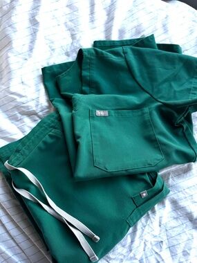 FIGS Scrub Set Hunter Green. Top: S, Bottom: M (tall)